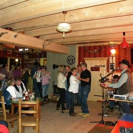 Gemuetliches Holzhaus Auf Einer Im Western-style Semesterbostad Saal