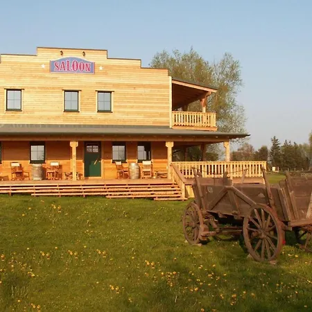 Gemuetliches Holzhaus Auf Einer Im Western-style *