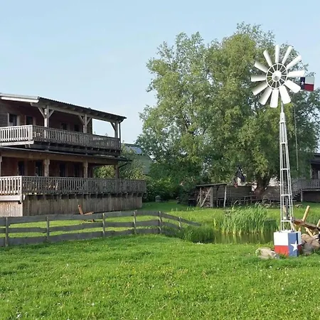 Gemuetliches Holzhaus Auf Einer Im Western-style Semesterbostad