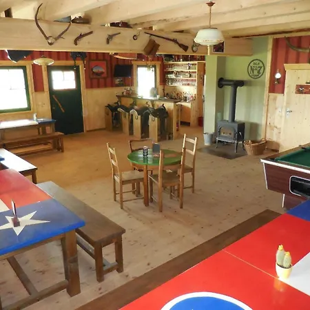 Gemuetliches Holzhaus Auf Einer Im Western-style