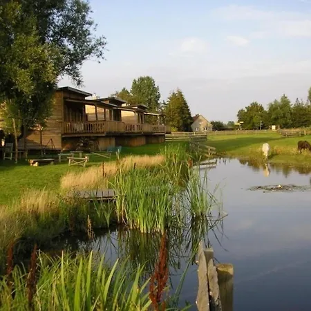Gemuetliches Holzhaus Auf Einer Im Western-style Semesterbostad Saal